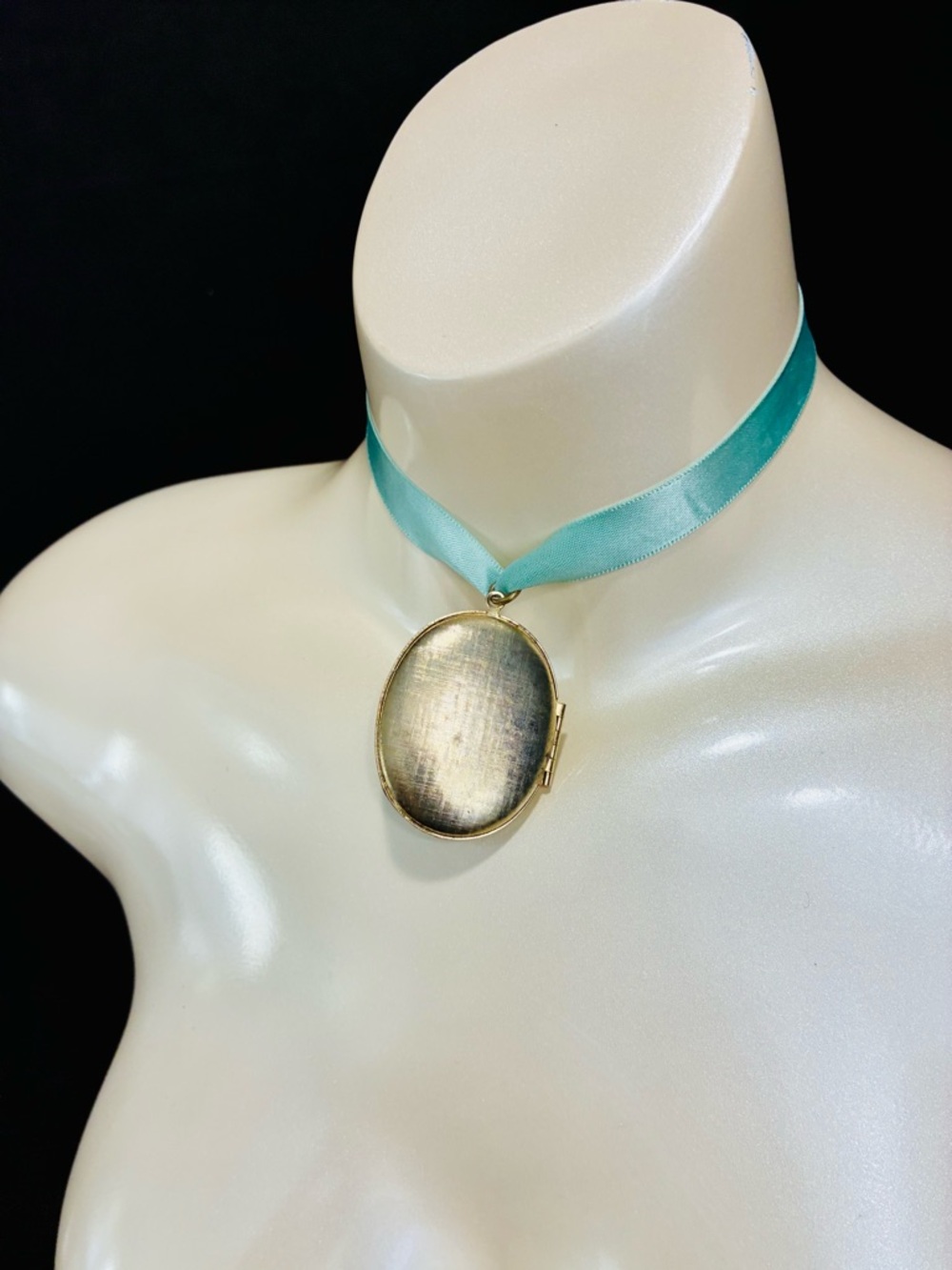 Hand Painted Oval Porcelain Locket w/Floral Bouquet -Choker BL Silk Ribbon Neck - Picture 6 of 10